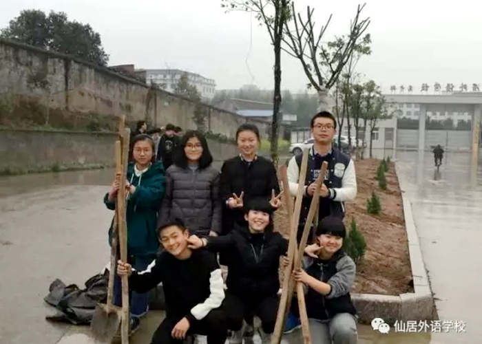 綠色春天，學(xué)生會植樹校園