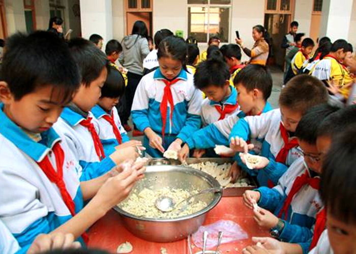 小學校區舉行“包餃子”活動