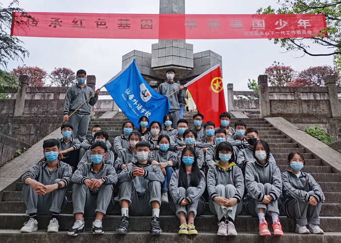 初中部團(tuán)委師生開展清明祭掃活動